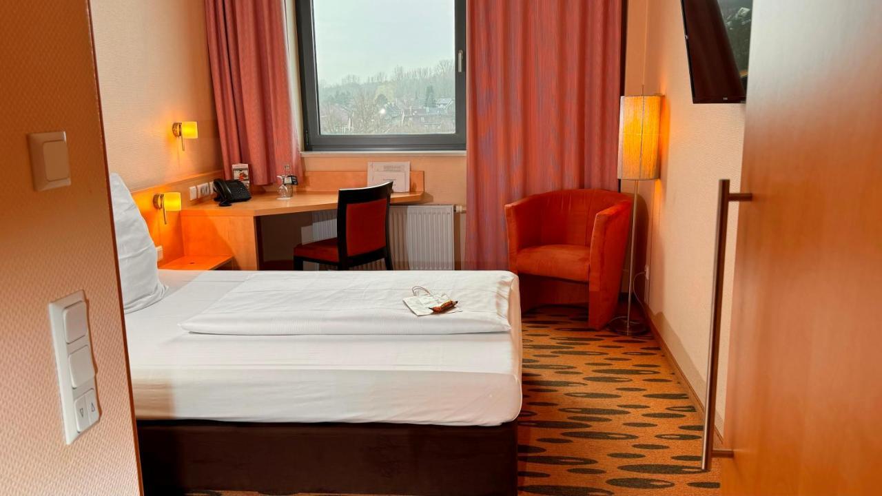 Hotel Rhein-Ruhr บอททรอพ ภายนอก รูปภาพ