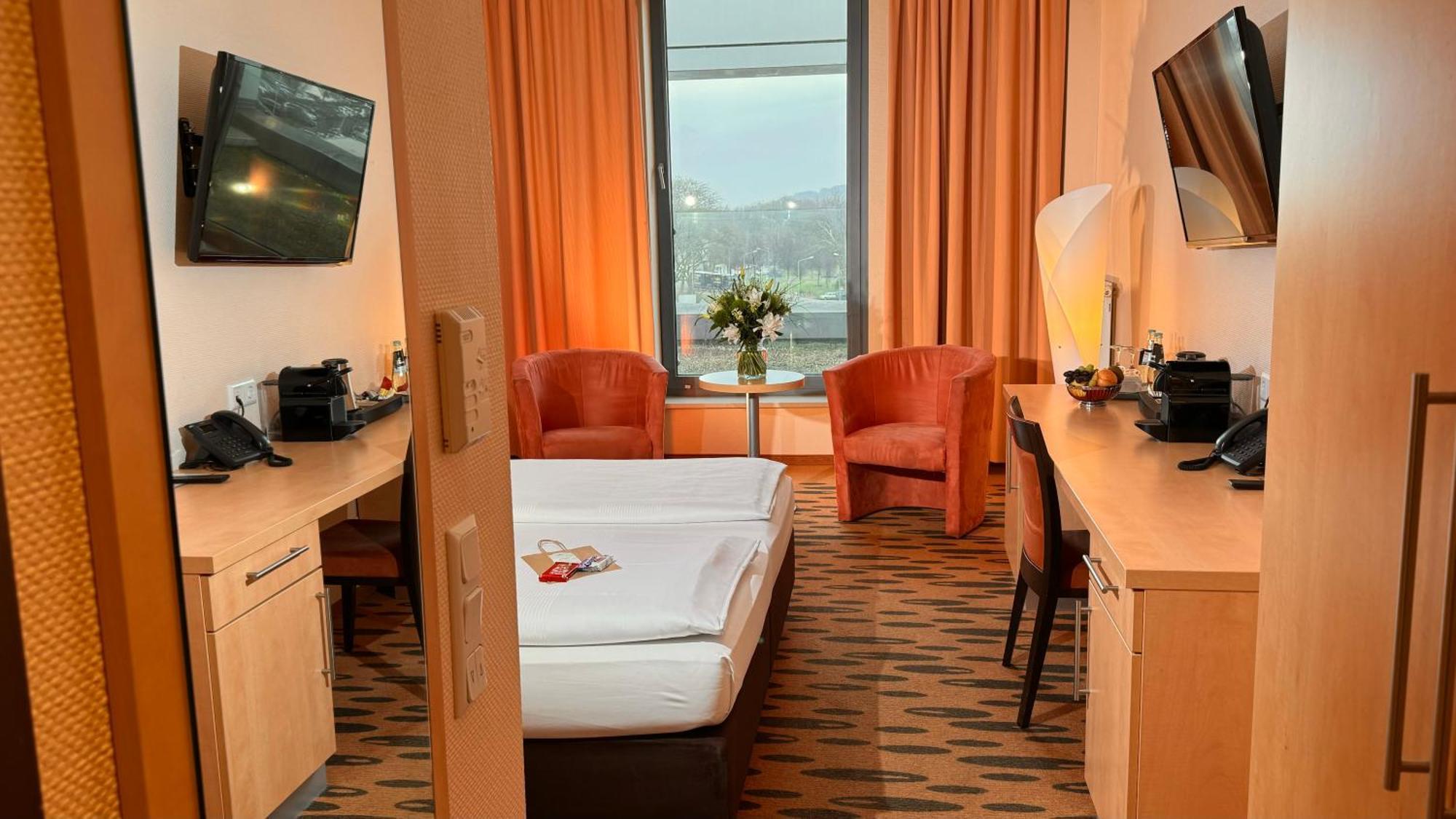 Hotel Rhein-Ruhr บอททรอพ ภายนอก รูปภาพ